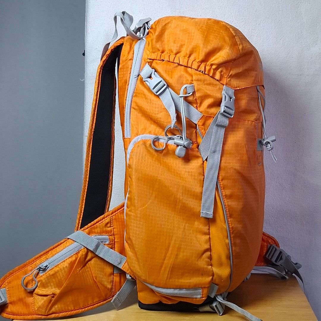 Lowepro Photo Sport 200 AW Backpack - ORANGE (Category: Camera Bags & Carriers) located in Baguio. Submitted by kathuu27 (Listing ID 1470240821, Image 2). Description: Lowepro Photo Sport 200 AW Backpack - ORANGE Good condition Sign of usage With rain cover With dividers With pole/ tripod holder Baguio City Based (open for dropping/meet-up) Outside Baguio - Payment First Shipping +SF Courier: Jnt.