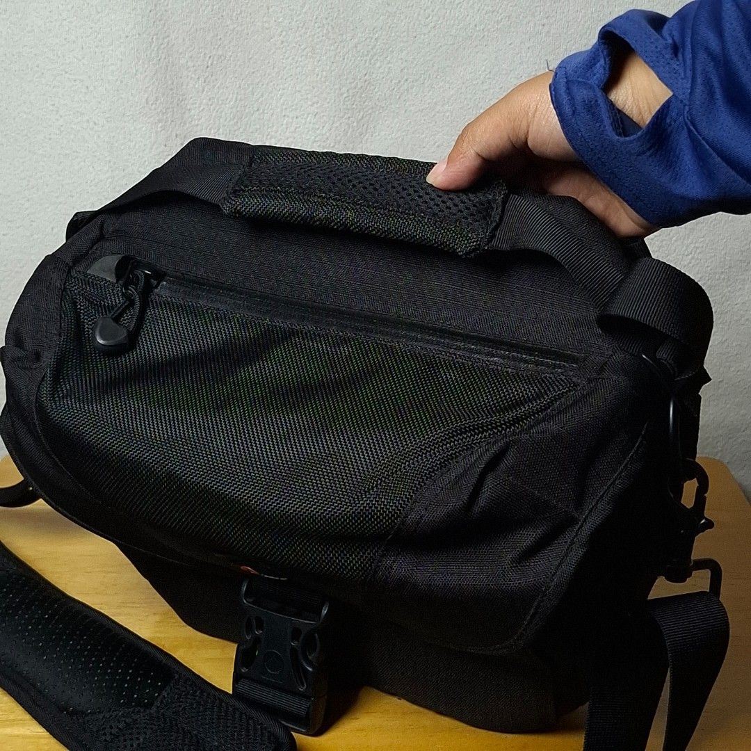 Lowepro Stealth Reporter D100 AW (Category: Camera Bags & Carriers) located in Baguio. Submitted by kathuu27 (Listing ID 1470295179, Image 3). Description: Lowepro Stealth Reporter D100 AW Fits a digital or film SLR camera body, 2 to 3 lenses, flash, and various photo accessories Includes Lowepro's built-in All Weather (AW) cover for protection against rain and dust 25 x 15.5 x 15cm Minimal sign of usage Not faded Baguio City Based (open for drop
