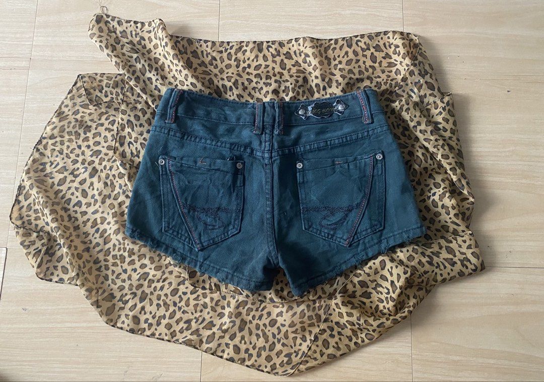 low-rise denim shorts (Category: Shorts) located in Manila. Submitted by lavernsloop (Listing ID 1470175858, Image 3). Description: size 27 | low rise hard denim | lenght 7 📩DM FOR MORE DEETS.