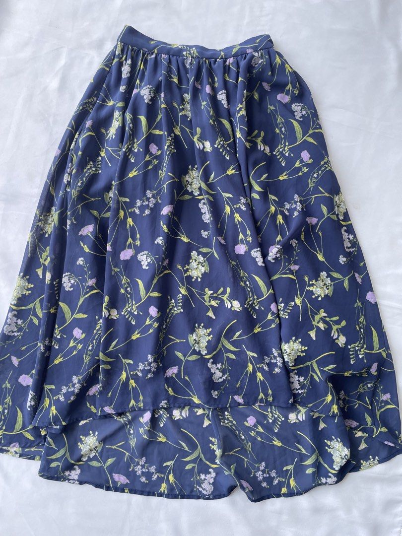 Lowrys Farm High-Low Floral Skirt (Category: Skirts) located in Subic. Submitted by sleevesandbottoms (Listing ID 1470316880, Image 2). Description: Lowrys Farm High-Low Floral Skirt ₱350 plus shipping fee Blue | Medium on tag 🚚J&T Olongapo City.