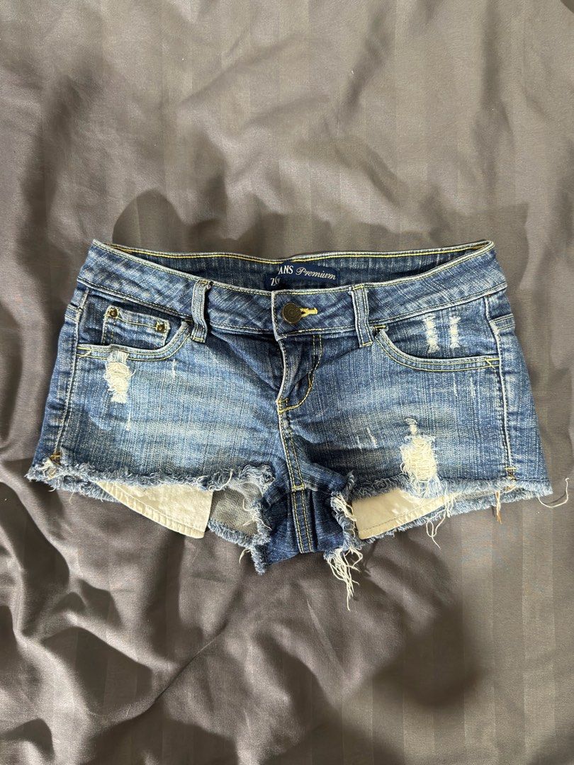 Low-wait thrifted micro shorts (Category: Shorts) located in Cavite. Submitted by mevynn (Listing ID 1470160542, Image 1). Description: declutterring what you see is what you get size: 25-26 💳 gotyme, gcash or BPi 🚚 lalamove or jnt.