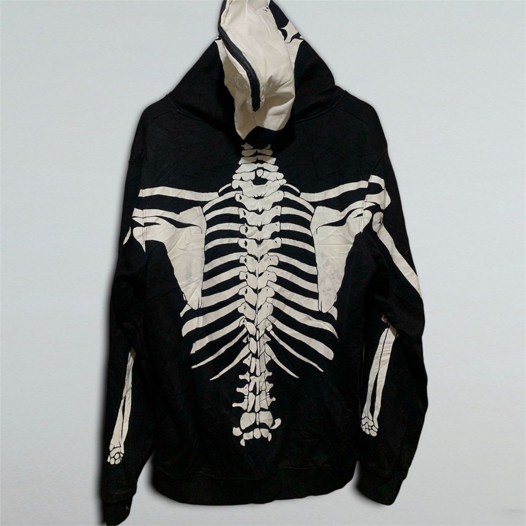 LRG y2k Skull Full Zip (Category: Activewear) located in Taguig. Submitted by thrift_langsheesh (Listing ID 1470176152, Image 2). Description: Size:Xl Dimes:23.5x29 Issue:Some parts have cracprints Condition:Very Good.