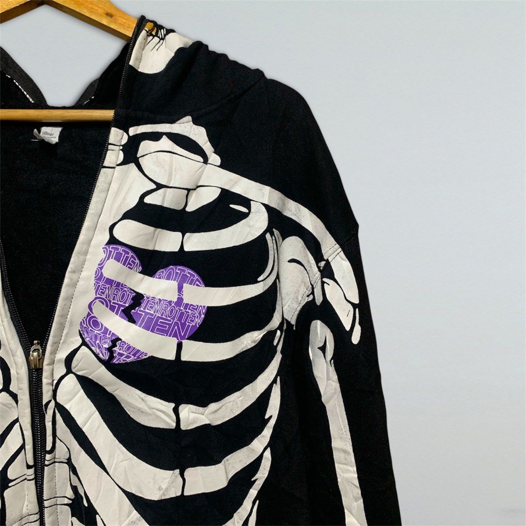 LRG y2k Skull Full Zip (Category: Activewear) located in Taguig. Submitted by thrift_langsheesh (Listing ID 1470176152, Image 3). Description: Size:Xl Dimes:23.5x29 Issue:Some parts have cracprints Condition:Very Good.