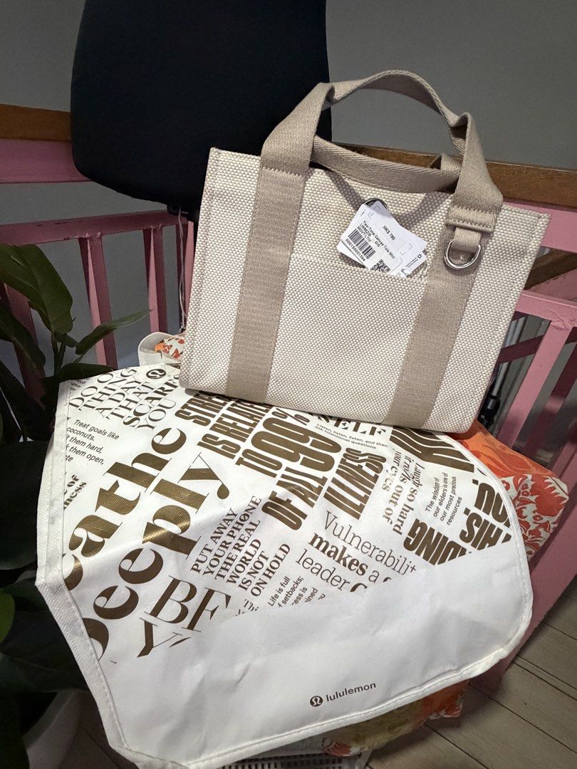 Lululemon Canvass Bag (Category: Tote Bags) located in Manila. Submitted by coolwolf_7f4c0e (Listing ID 1470195322, Image 3). Description: Like new condition .