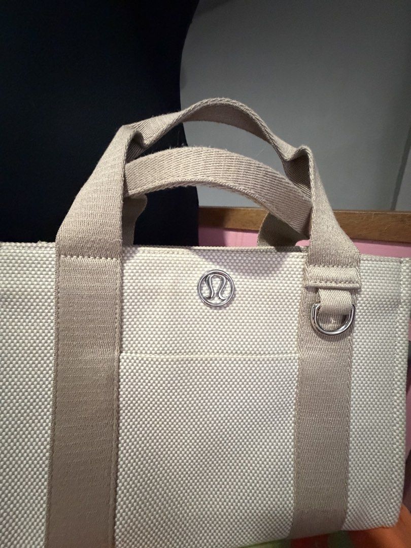 Lululemon Canvass Bag (Category: Tote Bags) located in Manila. Submitted by coolwolf_7f4c0e (Listing ID 1470195322, Image 2). Description: Like new condition .