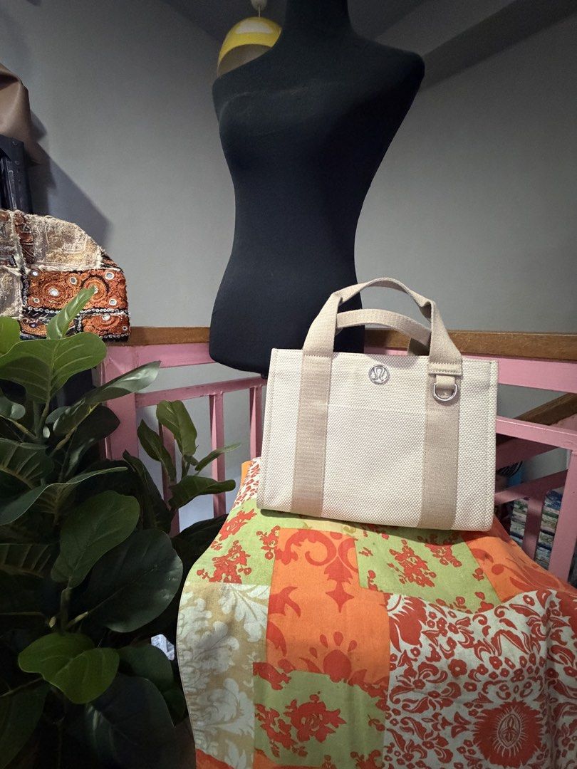 Lululemon Canvass Bag (Category: Tote Bags) located in Manila. Submitted by coolwolf_7f4c0e (Listing ID 1470195322, Image 1). Description: Like new condition .