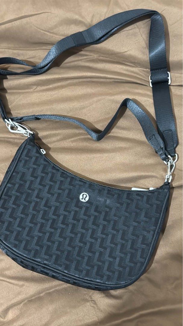 Lululemon City Essentials Small Shoulder/Sling Bag (Category: Cross-body Bags) located in Tuguegarao City. Submitted by aeyria (Listing ID 1470148784, Image 1). Description: FOR SALE, GUYS!! 🥹🙏🏻 Need funds lang talaga for tuition para makapag-exam next week huhu 😭 🇨🇦 Bought in Canada for around ₱5,000 ✨ Never been used! 💸 Selling for only ₱3,500!! (Still negotiable) 📦 FREE SF for sure buyer! BUY NIYO NA PLSSS 😭😭 super steal na nito, nev
