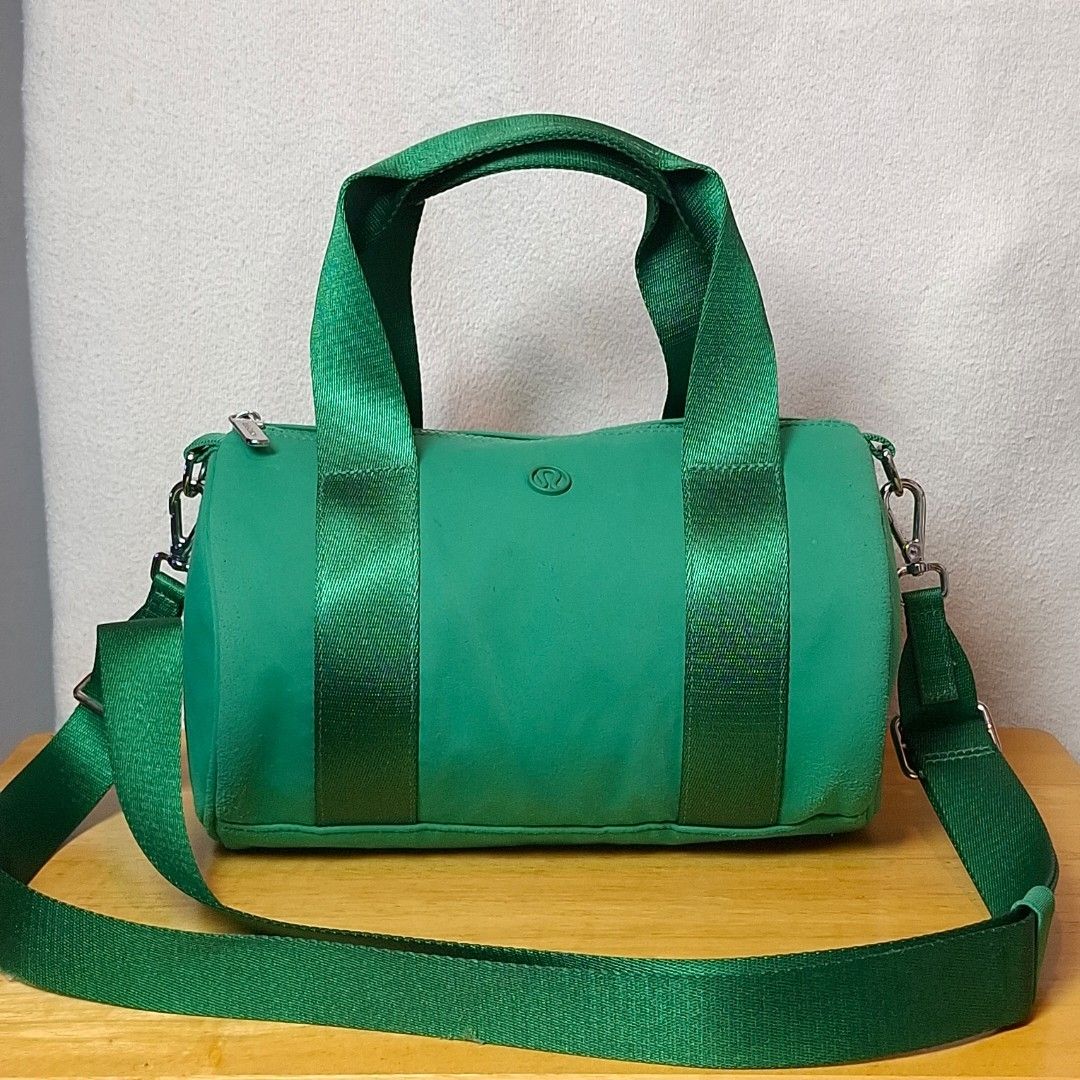 Lululemon Knit Nylon Mini Duffle Bag (Category: Cross-body Bags) located in Baguio. Submitted by kathuu27 (Listing ID 1470218396, Image 1). Description: Lululemon Knit Nylon Mini Duffle Bag 5L 25cm x 16cm x 16cm Issue: Lints / Color stain (check pics/video) Baguio City Based (open for dropping/meet-up) Outside Baguio - Payment First Shipping +SF Courier: Jnt.
