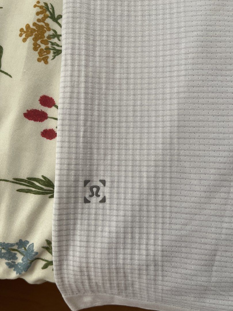 Lululemon Metal Vent Tech Polo 2.0 White Size S (Category: Tshirts & Polo Shirts ) located in Quezon City. Submitted by ausieeeee (Listing ID 1470196614, Image 3). Description: - Item: Lululemon Metal Vent Tech Polo 2.0 - Color: White - Size: Small (S) - Condition: Brand new with tags (BNWT) - Tech: Silverescent technology (anti-stink) & X-Static nylon - Features: Breathable mesh design, seamless construction, sweat-wicking - Ideal for: Training,