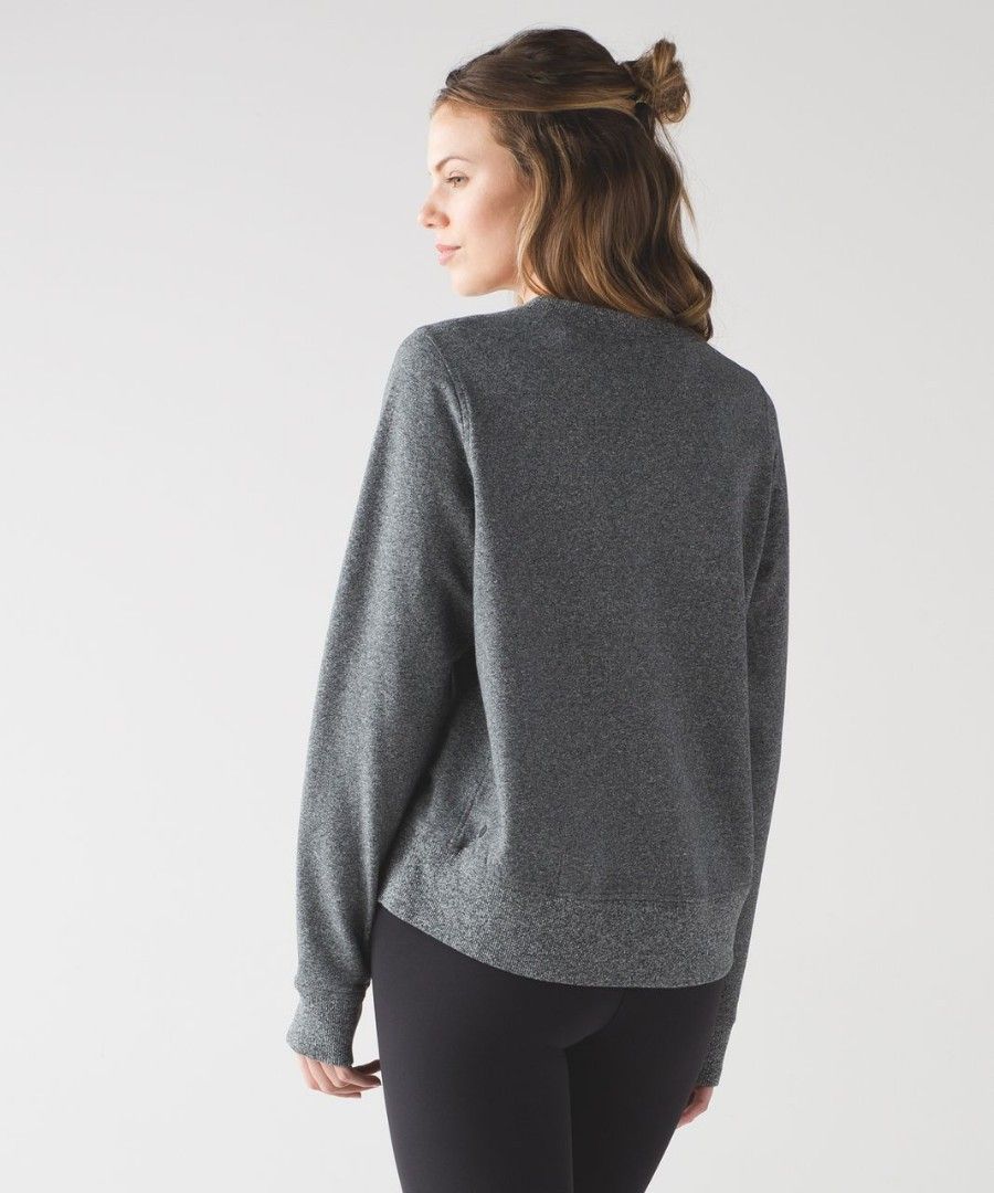 Lululemon Split Long Sleeve (Category: Activewear) located in Cebu City. Submitted by vicenwear (Listing ID 1470257108, Image 2). Description: Dot 8 No issue.