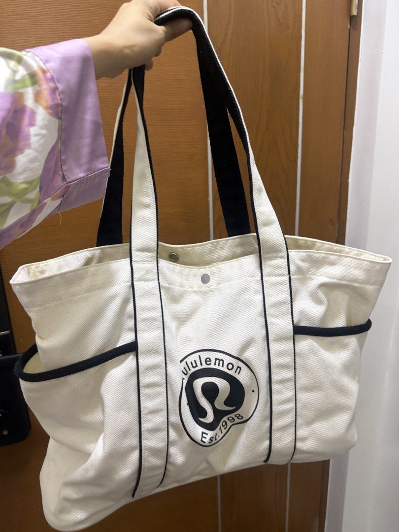 Lululemon tote bag (Category: Purses & Pouches) located in Quezon City. Submitted by destashingmycloset (Listing ID 1470256439, Image 1). Description: .