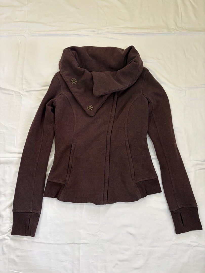 Lululemon Zip Jacket (Category: Coats, Jackets and Outerwear) located in Muntinlupa City. Submitted by jane226ph (Listing ID 1470136840, Image 1). Description: Original / Authentic Lululemon Jacket Size US 2-4 Thick, cozy knit Asymmetrical front zipper with a large draped collar and decorative metal buttons Great layering piece for cooler weather Kept in prolonged storage hence storage related marks are present. Purchased in the USA Sold as-is.