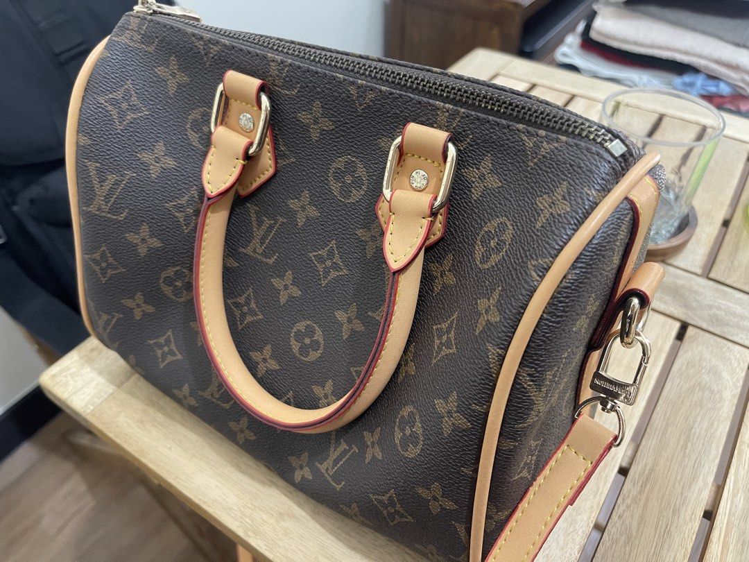 LV Bag - Check Photos (Category: Shoulder Bags) located in Mandaluyong City. Submitted by ryh-bns-mn (Listing ID 1470213834, Image 1). Description: ⚠️ ISSSUES - Slight chipping (RFS :DECLUTTERING) 💵 PRICE - SLIGHT NEGO 📍LOCATION - BONI MANDALUYONG 🚚 PICKUP - VIA LALAMOVE OR SIMILAR (Buyer Booking).