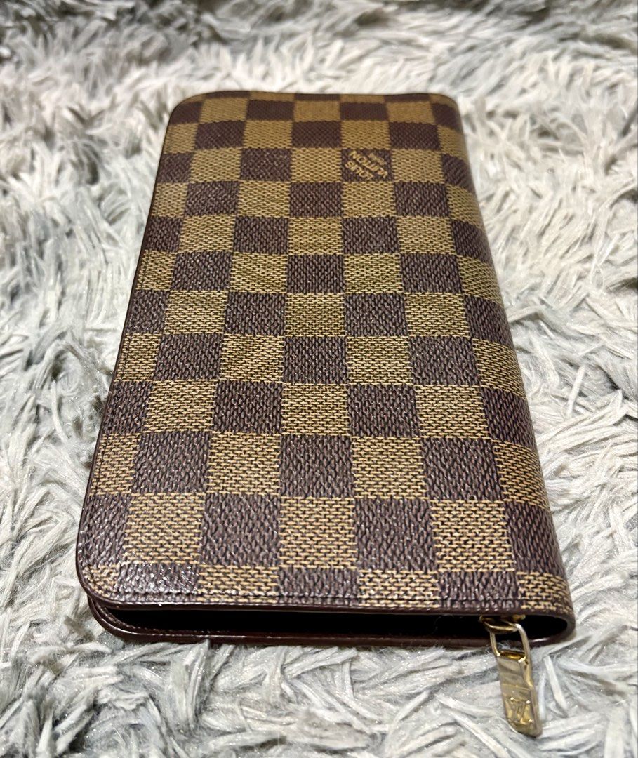 LV EBENE (Category: Luxury Bags & Wallets) located in Manila. Submitted by jlj_v.2_oshop (Listing ID 1470187794, Image 2). Description: ORIGINAL LV Damier Ébène Zippy Wallet crafted from brown checkerboard-patterned coated canvas with a gold-tone zip-around closure..