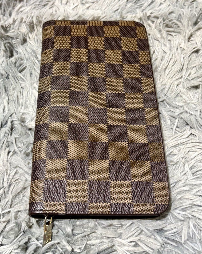 LV EBENE (Category: Luxury Bags & Wallets) located in Manila. Submitted by jlj_v.2_oshop (Listing ID 1470187794, Image 1). Description: ORIGINAL LV Damier Ébène Zippy Wallet crafted from brown checkerboard-patterned coated canvas with a gold-tone zip-around closure..