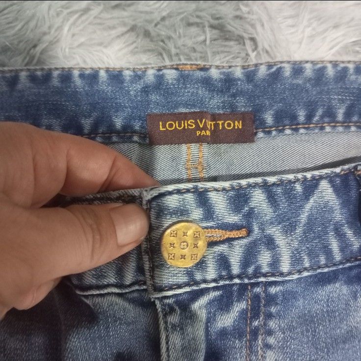 LV jeans w36 (Category: Activewear) located in Cebu City. Submitted by sukitriftshop474747 (Listing ID 1470152907, Image 2). Description: Excellent condition No issue W36 L39 Colorate 9/10 Off/legit.