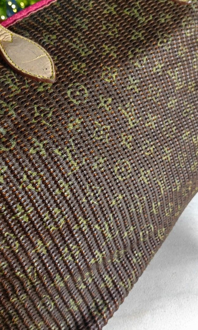 Lv Neverfull GM SIZE (Category: Tote Bags) located in Bacolod City. Submitted by darriebags88 (Listing ID 1470150199, Image 3). Description: rare limited edition coded genuine leather.