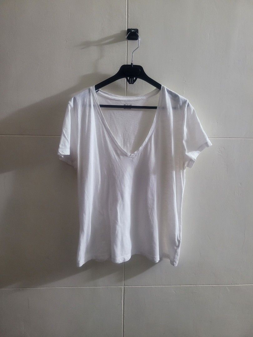 Madewell Tshirt (Category: Shirts) located in Los Banos. Submitted by lopecruz (Listing ID 1470272920, Image 1). Description: 20" armpit laid flat 21"length M-L like new.
