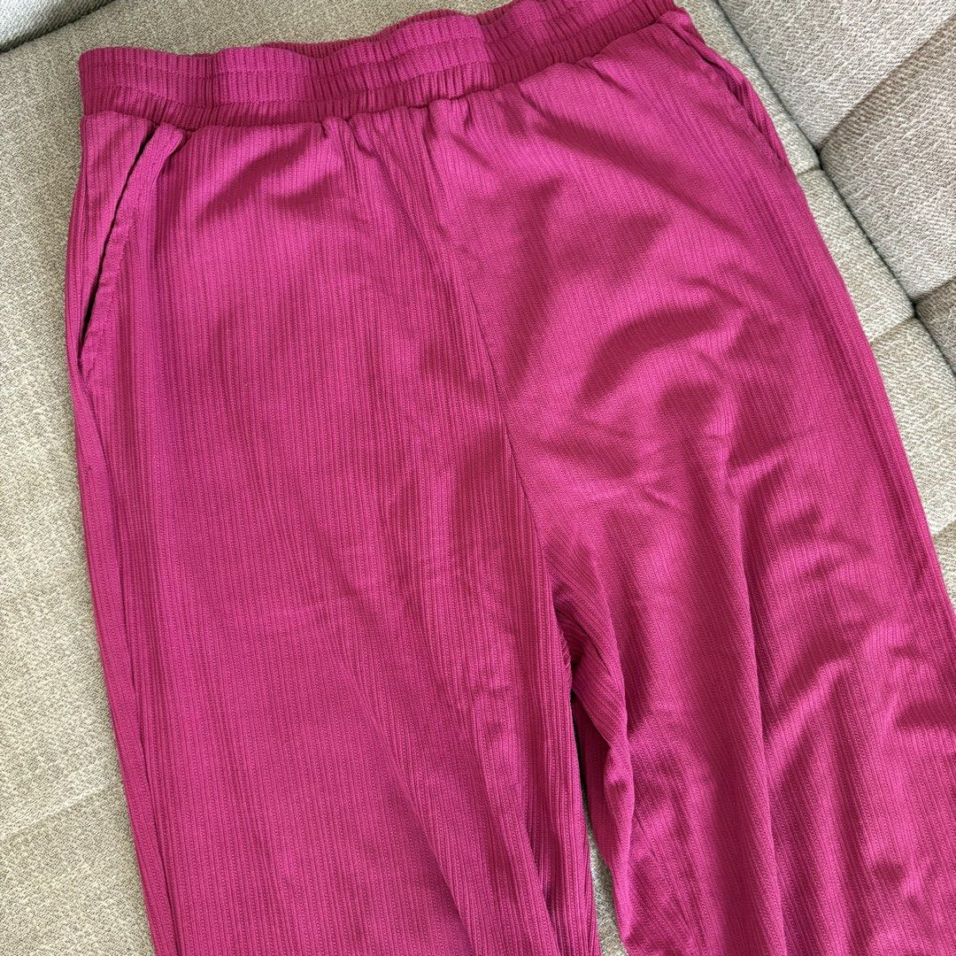 MAGENTA PINK PANTS (Category: Jeans) located in Pasig City. Submitted by _jinwifeu_ (Listing ID 1470220324, Image 2). Description: 📏 fits size 26-28 length 39 📍 ortigas, pasig 💸 maribank,bdo, gcash, maya 🚚 same day delivery (lalamove, grab etc).