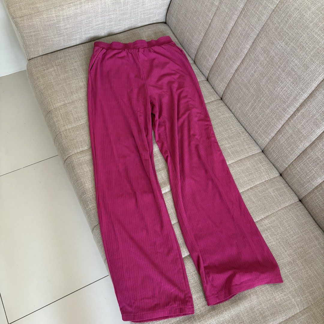 MAGENTA PINK PANTS (Category: Jeans) located in Pasig City. Submitted by _jinwifeu_ (Listing ID 1470220324, Image 1). Description: 📏 fits size 26-28 length 39 📍 ortigas, pasig 💸 maribank,bdo, gcash, maya 🚚 same day delivery (lalamove, grab etc).