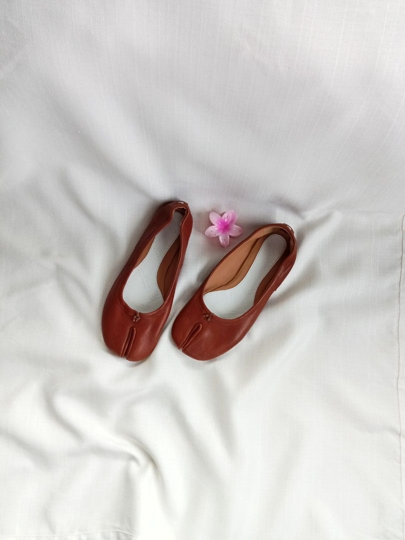 Maison Margiela split toe tabi flats (Category: Flats & Sandals) located in Bagabag. Submitted by thrift_stories96 (Listing ID 1470267798, Image 1). Description: Maison Margiela split toe tabi flats Size 37 Insole size - 24 cm Ph base size - 7 to 7.5 Condition - Rank AB Flaw - minor rubs leather lining ng upper heel..