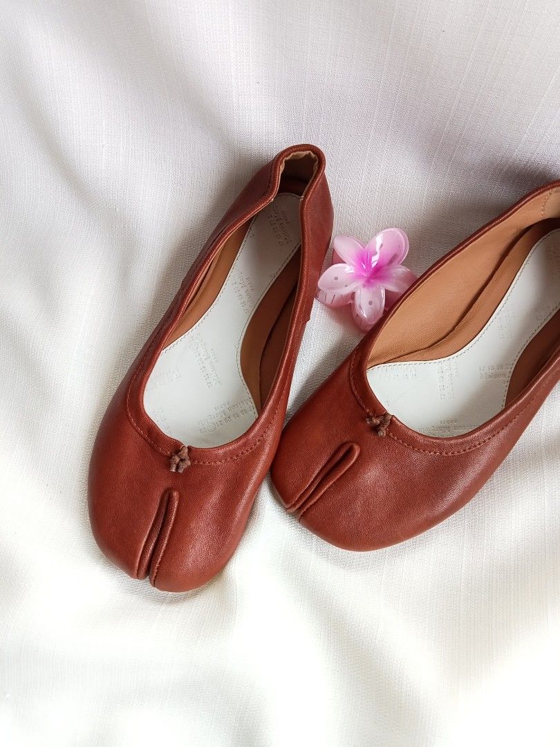 Maison Margiela split toe tabi flats (Category: Flats & Sandals) located in Bagabag. Submitted by thrift_stories96 (Listing ID 1470267798, Image 3). Description: Maison Margiela split toe tabi flats Size 37 Insole size - 24 cm Ph base size - 7 to 7.5 Condition - Rank AB Flaw - minor rubs leather lining ng upper heel..