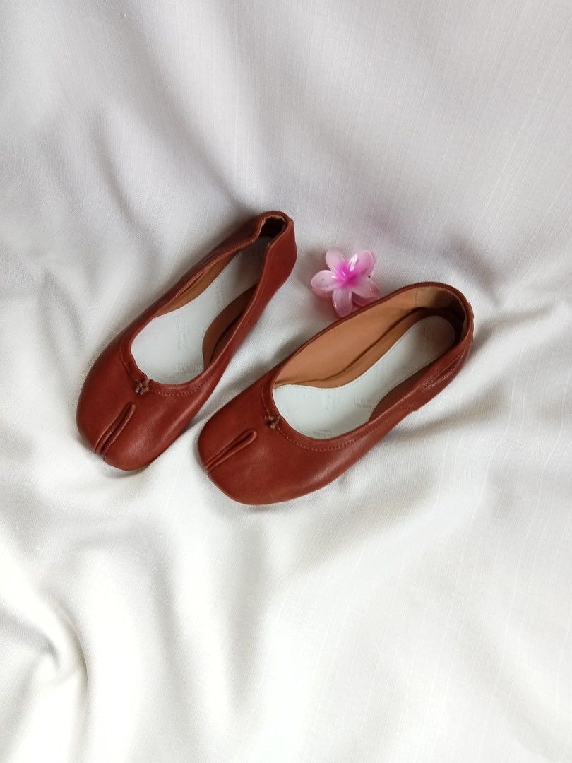 Maison Margiela split toe tabi flats (Category: Flats & Sandals) located in Bagabag. Submitted by thrift_stories96 (Listing ID 1470267798, Image 2). Description: Maison Margiela split toe tabi flats Size 37 Insole size - 24 cm Ph base size - 7 to 7.5 Condition - Rank AB Flaw - minor rubs leather lining ng upper heel..