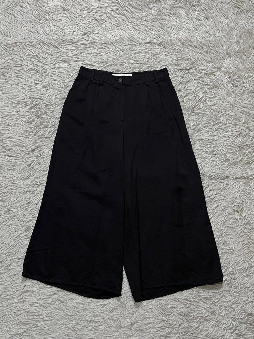 Mango Culottes Pants (Category: Other Bottoms) located in Dipolog. Submitted by krstnagnis98 (Listing ID 1470348062, Image 2). Description: Mango Culottes Pants Small Size 26 Authentic.
