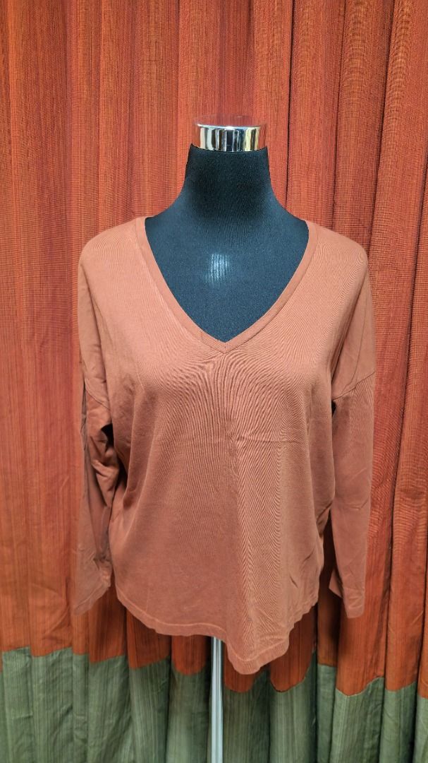 Mango MNG Long Sleeve V Neck Top Rust (Category: Longsleeves) located in Caloocan City. Submitted by mocs.stash (Listing ID 1470197175, Image 2). Description: Mango MNG Long Sleeve V Neck Top Rust Selling for ₱100 (SRP: ~₱1,295) Brand: Mango (MNG) Size: Medium Condition: Preloved in great condition Price: ₱100 Shipping & Location Details: Location: Caloocan Shipping Fee: Paid by buyer Couriers: Grab Express, Lalamove, GoGo Xpress (GGX), or LBC Se