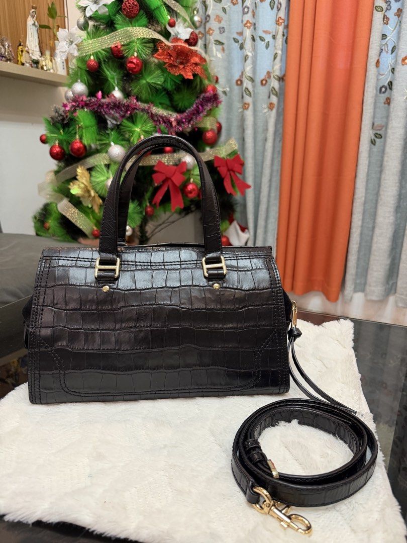 marc jacob cruiser (Category: Luxury Bags & Wallets) located in Gapan. Submitted by anneelisse (Listing ID 1470287161, Image 2). Description: marc jacob 2 way bag Large size pristine condition 7,500php fb page: Elisha’s Mix Branded Items.