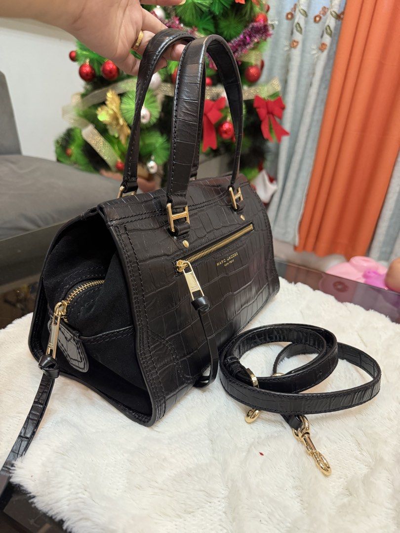 marc jacob cruiser (Category: Luxury Bags & Wallets) located in Gapan. Submitted by anneelisse (Listing ID 1470287161, Image 3). Description: marc jacob 2 way bag Large size pristine condition 7,500php fb page: Elisha’s Mix Branded Items.