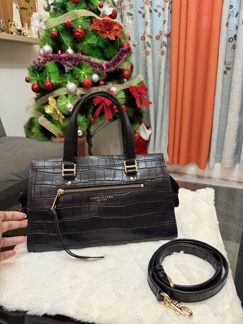 marc jacob cruiser (Category: Luxury Bags & Wallets) located in Gapan. Submitted by anneelisse (Listing ID 1470287161, Image 1). Description: marc jacob 2 way bag Large size pristine condition 7,500php fb page: Elisha’s Mix Branded Items.