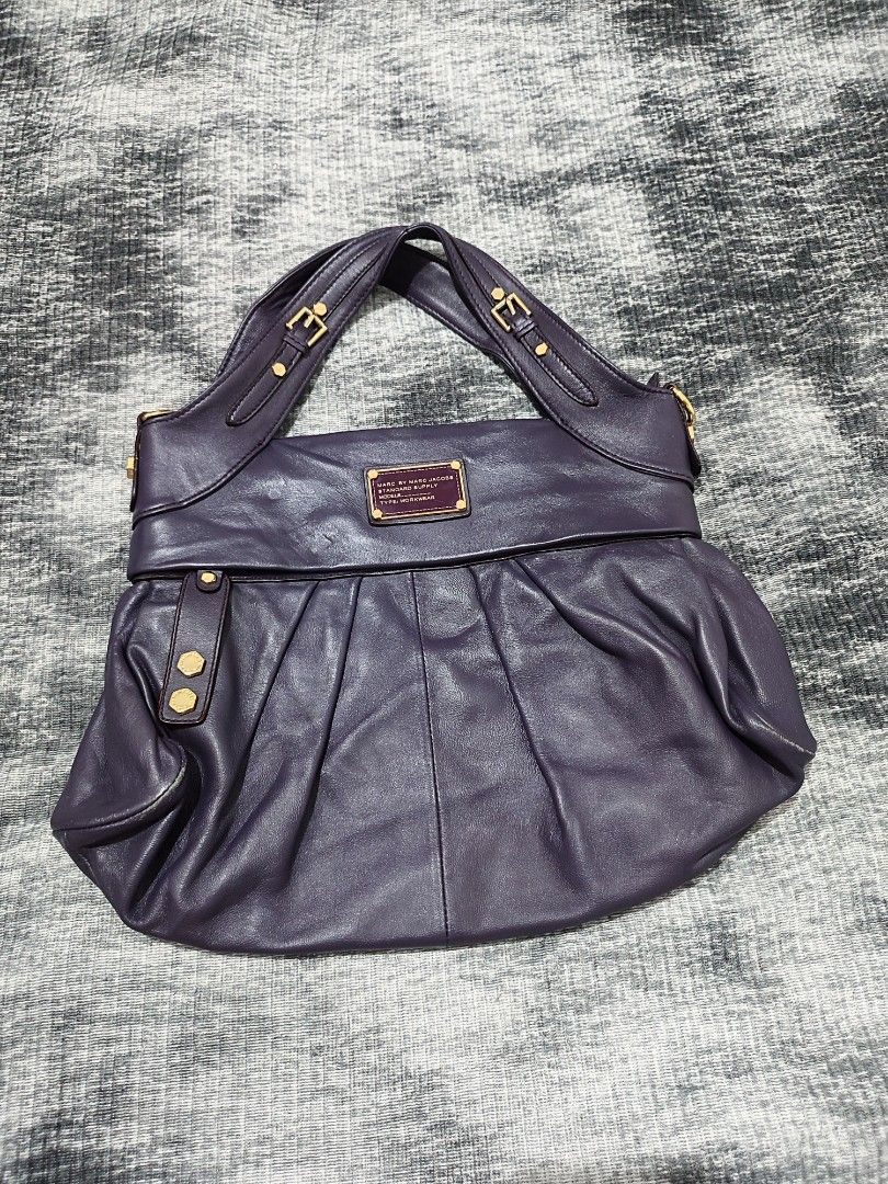 Marc Jacobs (Category: Shoulder Bags) located in Cebu City. Submitted by haryvyylyynn (Listing ID 1470272584, Image 1). Description: Marc Jacobs missing sling 1350+sf.