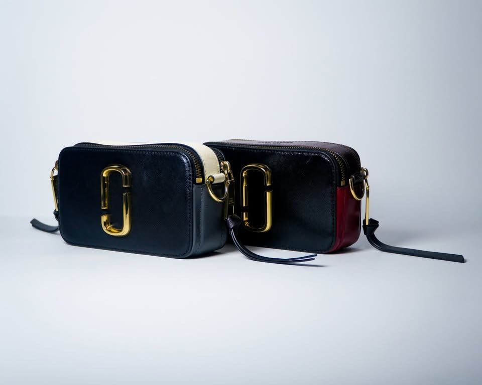 Marc Jacobs Snapshot Black Red Burgundy (Category: Cross-body Bags) located in Caloocan City. Submitted by jnlchvz0612 (Listing ID 1468994554, Image 1). Description: - Authentic Marc Jacobs Snapshot bag - Colorway: Black, red, and burgundy - Hardware: Iconic gold-tone double J logo - Compartments: Double zip design with leather pull tabs - Style: Compact crossbody for everyday use - Inclusions: Bag only.