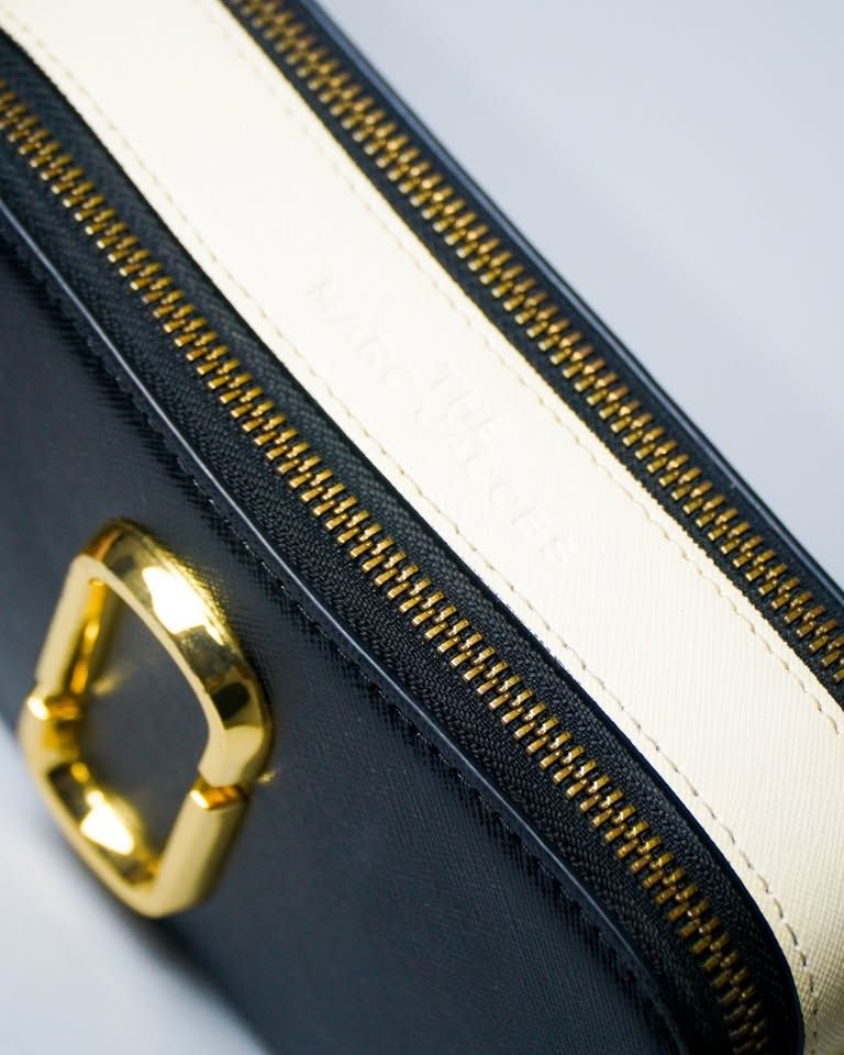 Marc Jacobs Snapshot Black White (Category: Cross-body Bags) located in Taguig. Submitted by jnlchvz0612 (Listing ID 1470188867, Image 2). Description: - Authentic Marc Jacobs camera bag in classic black and white leather - Eye-catching gold-tone Double J logo hardware on the front - Secure top zip closure for your daily essentials - Includes a matching black adjustable strap with gold metal clasps - Compact size, perfect for casual days or night