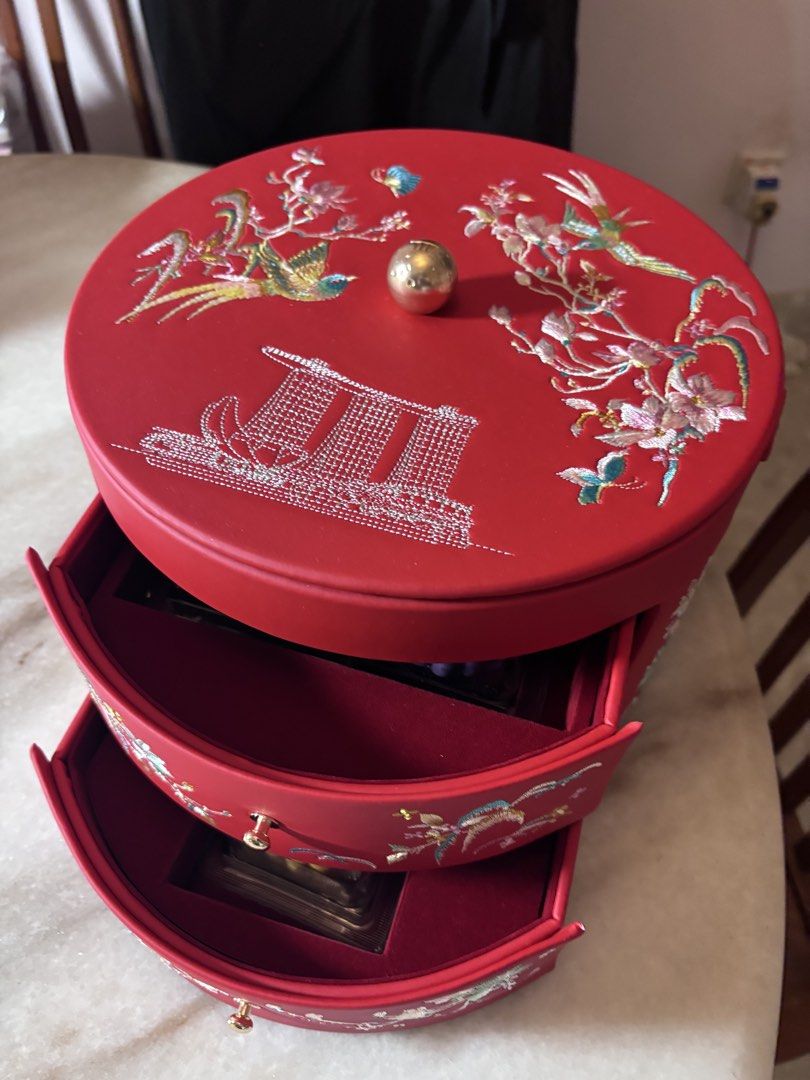 Marina Bay Sands Red embroidered mooncake gift box (no mooncakes), Food ...