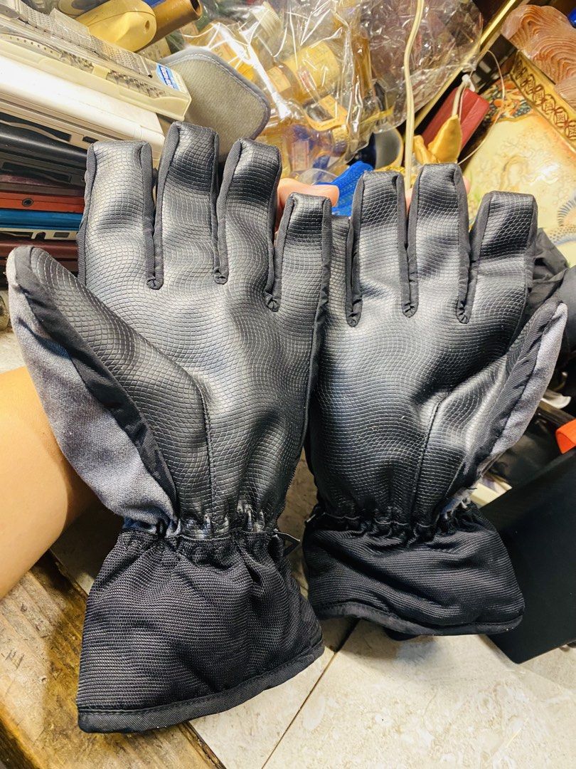 Mashalo MSG-112 Camo Ski Snowboard Gloves Size L (Category: Gloves) located in Bacolod City. Submitted by jeffreyhue19895 (Listing ID 1470179518, Image 2). Description: - Brand: Mashalo (Model: MSG-112) - Size: Large - Design: Black and white camo on fingers/knuckles with textured black palm grip - Comfort: Warm fleece lining for cold weather - Closure: Adjustable velcro wrist straps with metal buttons - Ideal for: Winter sports and cold weather 