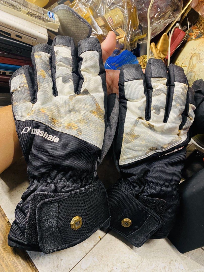 Mashalo MSG-112 Camo Ski Snowboard Gloves Size L (Category: Gloves) located in Bacolod City. Submitted by jeffreyhue19895 (Listing ID 1470179518, Image 1). Description: - Brand: Mashalo (Model: MSG-112) - Size: Large - Design: Black and white camo on fingers/knuckles with textured black palm grip - Comfort: Warm fleece lining for cold weather - Closure: Adjustable velcro wrist straps with metal buttons - Ideal for: Winter sports and cold weather 