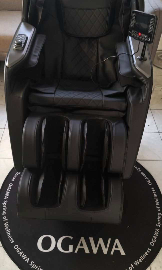 massage chair (Category: Massage Devices) located in Makati City. Submitted by lh0r3nz3 (Listing ID 1470168397, Image 1). Description: bought last march 2026 used only once.
