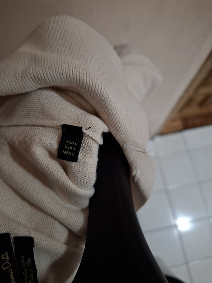 Massimo Dutti Extra Fine Cotton Polo Shirt (Category: Tshirts & Polo Shirts ) located in Quezon City. Submitted by phillip31 (Listing ID 1470348170, Image 3). Description: - Brand: Massimo Dutti - Item: Men's Polo Shirt - Color: Cream / Off-White - Size: L (EUR, USA, MEX) - Material: Extra Fine Cotton - Design: Clean knit texture with contrasting dark trim on the collar and sleeve cuffs, finished with a classic two-button placket - Style: Smart c