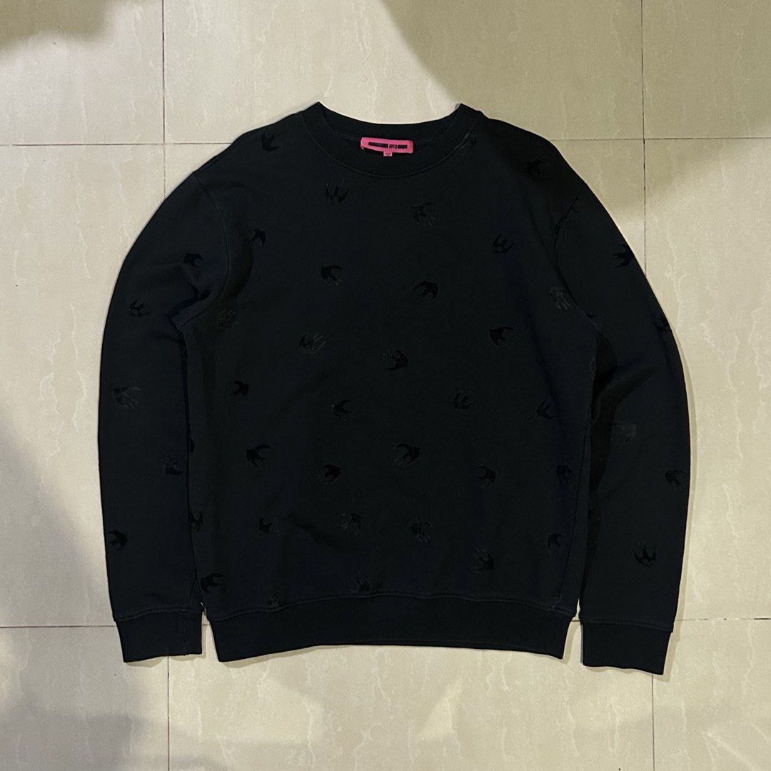 McQ Black Swallow Print Sweatshirt (Category: Coats, Jackets and Outerwear) located in San Fernando. Submitted by thrift_lang_ni_kim (Listing ID 1470335410, Image 1). Description: ⬇️ DETAILS ⬇️ McQ Black Swallow Print Sweatshirt DIMENSIONS (INCHES) Width:21 Length:25 Best fit: M to L (short fit) Color rate:9/10 Condition/Issue:Good condition Mine: ₱350 Minimum increment: ₱50 Already washed and ready to wear. 📌 Please check all photos carefully f