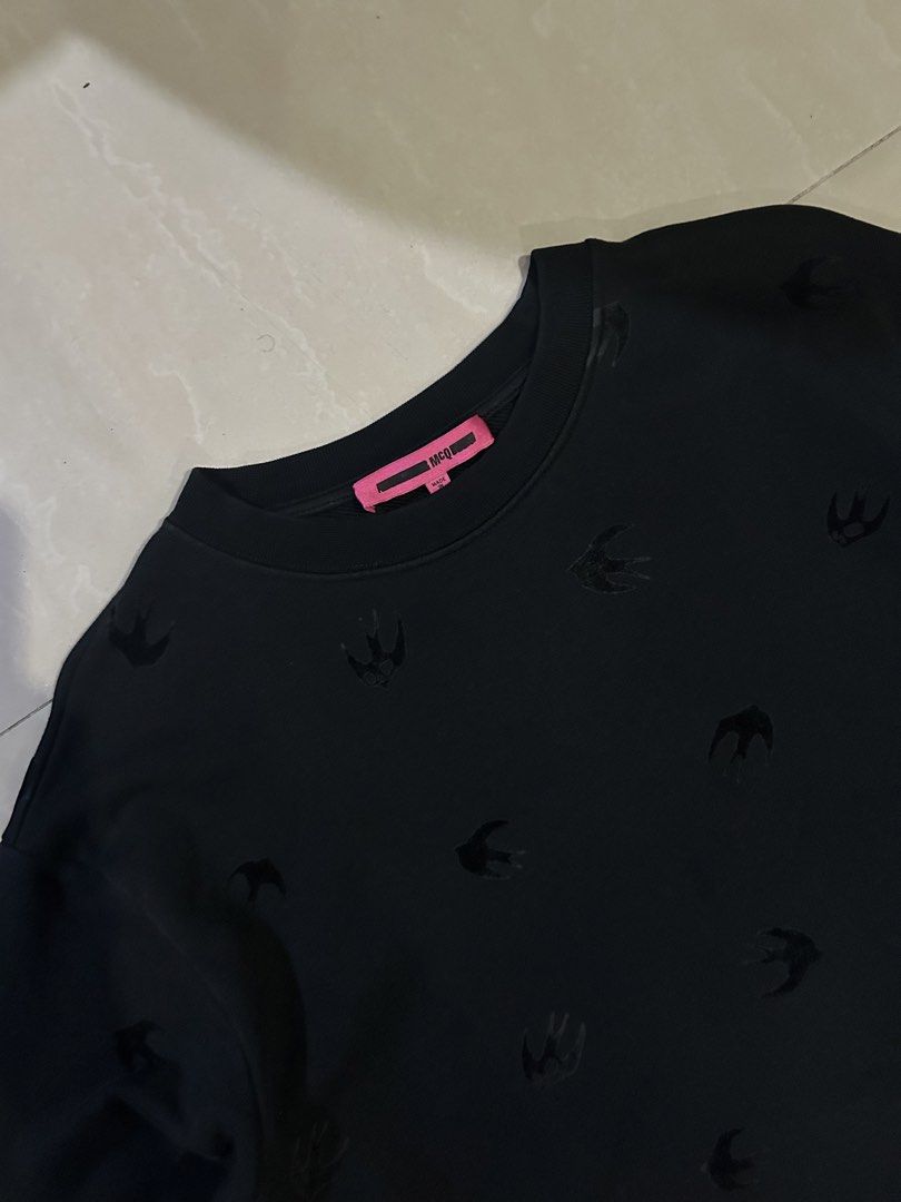 McQ Black Swallow Print Sweatshirt (Category: Coats, Jackets and Outerwear) located in San Fernando. Submitted by thrift_lang_ni_kim (Listing ID 1470335410, Image 2). Description: ⬇️ DETAILS ⬇️ McQ Black Swallow Print Sweatshirt DIMENSIONS (INCHES) Width:21 Length:25 Best fit: M to L (short fit) Color rate:9/10 Condition/Issue:Good condition Mine: ₱350 Minimum increment: ₱50 Already washed and ready to wear. 📌 Please check all photos carefully f
