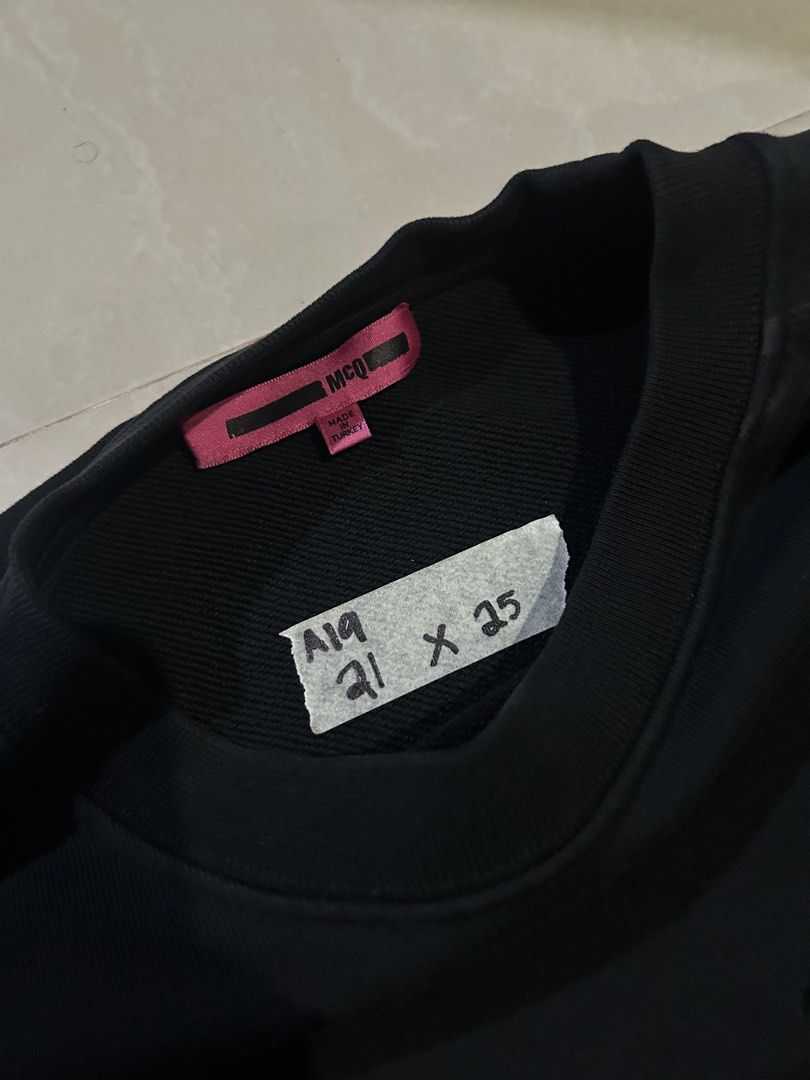 McQ Black Swallow Print Sweatshirt (Category: Coats, Jackets and Outerwear) located in San Fernando. Submitted by thrift_lang_ni_kim (Listing ID 1470335410, Image 3). Description: ⬇️ DETAILS ⬇️ McQ Black Swallow Print Sweatshirt DIMENSIONS (INCHES) Width:21 Length:25 Best fit: M to L (short fit) Color rate:9/10 Condition/Issue:Good condition Mine: ₱350 Minimum increment: ₱50 Already washed and ready to wear. 📌 Please check all photos carefully f