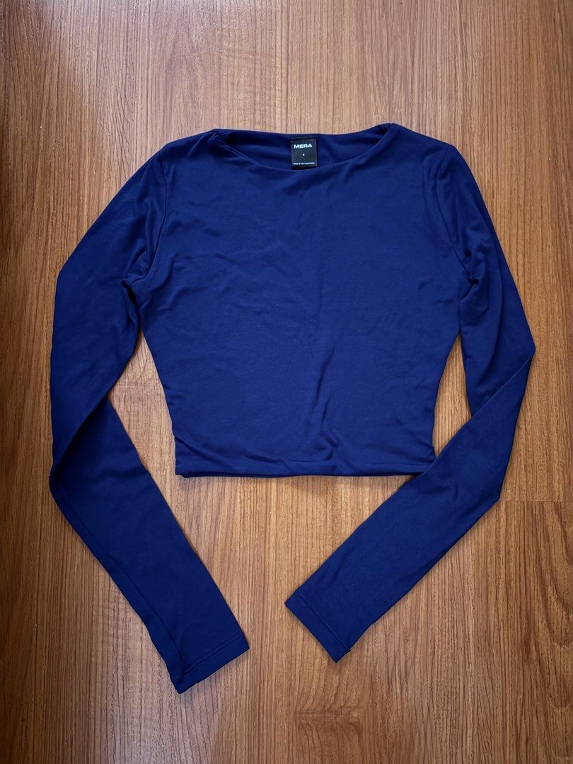 Mera Dark Blue Long Sleeve Crop Top (Category: Longsleeves) located in San Pedro. Submitted by iarruh (Listing ID 1470195449, Image 1). Description: - Brand: MERA - Color: Dark blue - Size: Small (best fits to XS) - Fit: Slim fit, cropped length (hits around the waist) - Neckline: Crew neck.