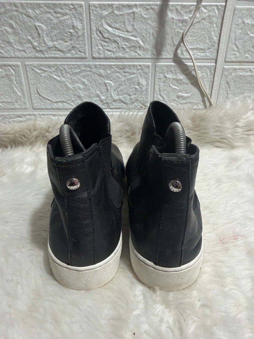 Michael Kors (Category: Sneakers & Footwear) located in Mati. Submitted by thriftedbagsbeyond (Listing ID 1470301036, Image 3). Description: .
