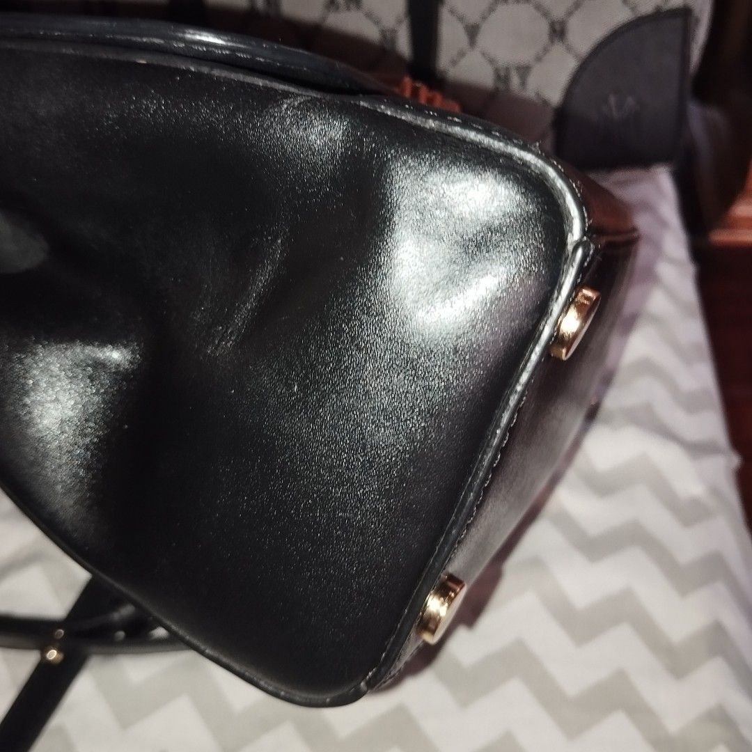Michael Kors Black Leather Handbag with Gold Hardware (Category: Cross-body Bags) located in Manila. Submitted by lene48 (Listing ID 1470150676, Image 2). Description: - Brand: Michael Kors - Material: Premium black leather with gold-tone hardware - Design: Front flap with metallic MK logo and protective base feet - Strap: Combined chain and leather shoulder strap - Interior: MK logo-patterned lining, one zipped pocket, one slip pocket, and inter