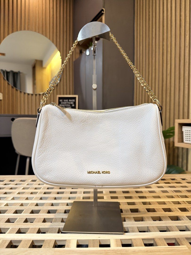 Michael Kors Carmela convertible crossbody (Category: Luxury Bags & Wallets) located in Pasig City. Submitted by mandks (Listing ID 1470169751, Image 1). Description: Michael Kors Carmela convertible crossbody 9.5/10 - my top piiick 🤍 Can pass as unused With care card and original dust bag Interior slip pocket Comes with an adjustable strap See last 3 photos for size reference Perfect pang-gift!! ₱4,050 + shipping fee.