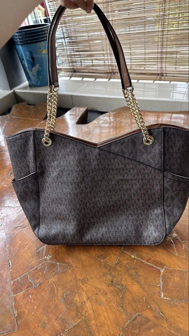 Michael Kors MK Monogram Brown Tote Bag (Category: Tote Bags) located in Tagbilaran City. Submitted by Bunnybebu (Listing ID 1470301556, Image 2). Description: Like new condition No flaws Very minimal signs of use (last photo) Kindly inspect all photos carefully for details. Zoom in you must. 📍Tagbilaran City, Bohol ⚠️ This is a thrifted item so please manage your expectations. ❎ Bawal sa maselan at maarte ‼️All sales are final. ‼️ ❌ No return, 
