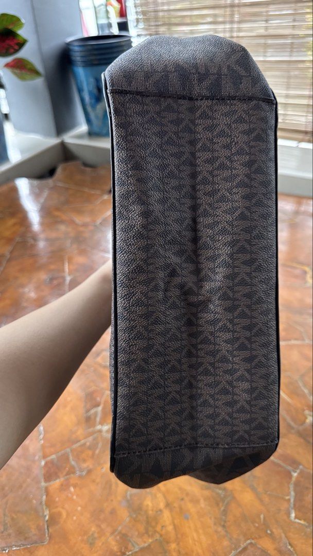 Michael Kors MK Monogram Brown Tote Bag (Category: Tote Bags) located in Tagbilaran City. Submitted by Bunnybebu (Listing ID 1470301556, Image 3). Description: Like new condition No flaws Very minimal signs of use (last photo) Kindly inspect all photos carefully for details. Zoom in you must. 📍Tagbilaran City, Bohol ⚠️ This is a thrifted item so please manage your expectations. ❎ Bawal sa maselan at maarte ‼️All sales are final. ‼️ ❌ No return, 