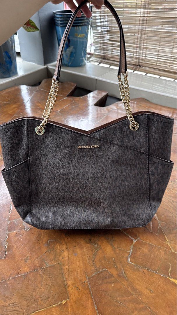 Michael Kors MK Monogram Brown Tote Bag (Category: Tote Bags) located in Tagbilaran City. Submitted by Bunnybebu (Listing ID 1470301556, Image 1). Description: Like new condition No flaws Very minimal signs of use (last photo) Kindly inspect all photos carefully for details. Zoom in you must. 📍Tagbilaran City, Bohol ⚠️ This is a thrifted item so please manage your expectations. ❎ Bawal sa maselan at maarte ‼️All sales are final. ‼️ ❌ No return, 